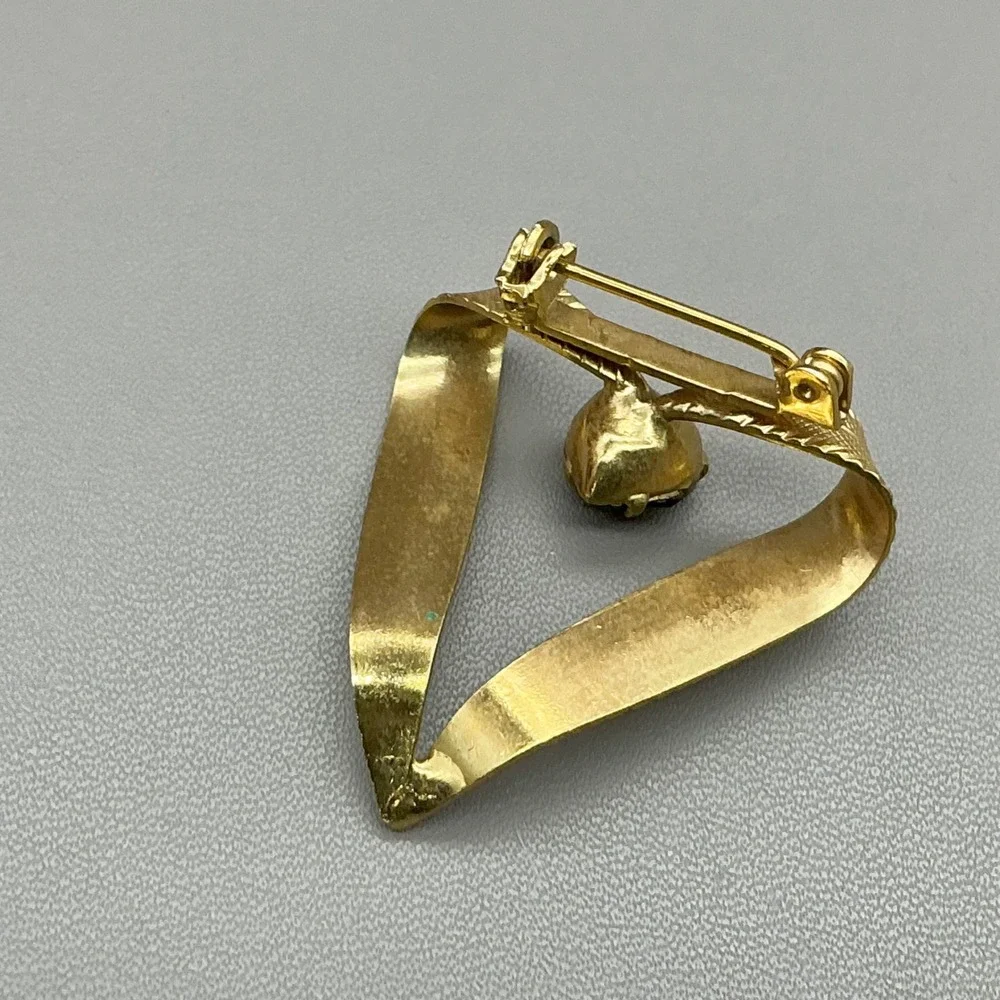 Heart Brooch Women Gold Red Rhinestone Textured V-Shape Ribbon Vintage Pin